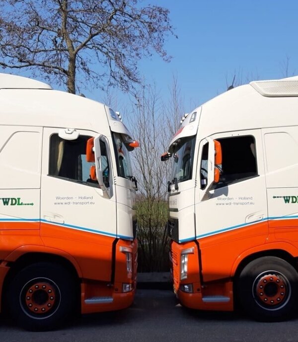 WDL twee vrachtwagens.jpg