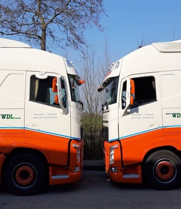 WDL twee vrachtwagens.jpg